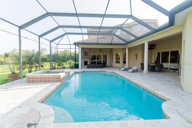 15101 Kestrelglen Way, Lithia, FL 33547 - view of swimming pool with a patio area, a ceiling fan, a pool with connected hot tub, an outdoor living space, and a lanai