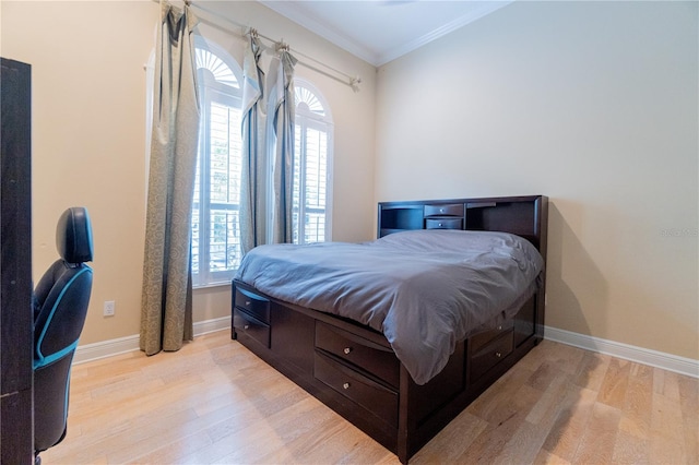 15101 Kestrelglen Way, Lithia, FL 33547 - bedroom with light wood-style floors, baseboards, and ornamental molding