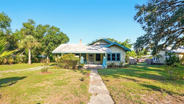 138 S Hernando Ave, Arcadia, FL 34266 - bungalow-style house with a porch and a front lawn