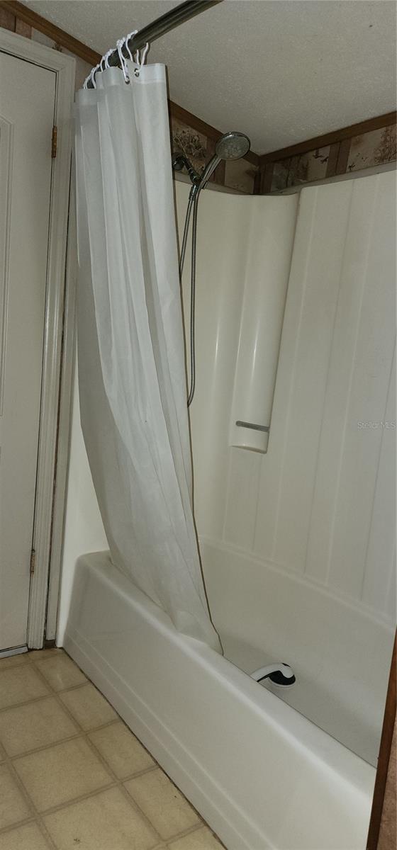 138 S Hernando Ave, Arcadia, FL 34266 - full bathroom with shower / tub combo and a textured ceiling