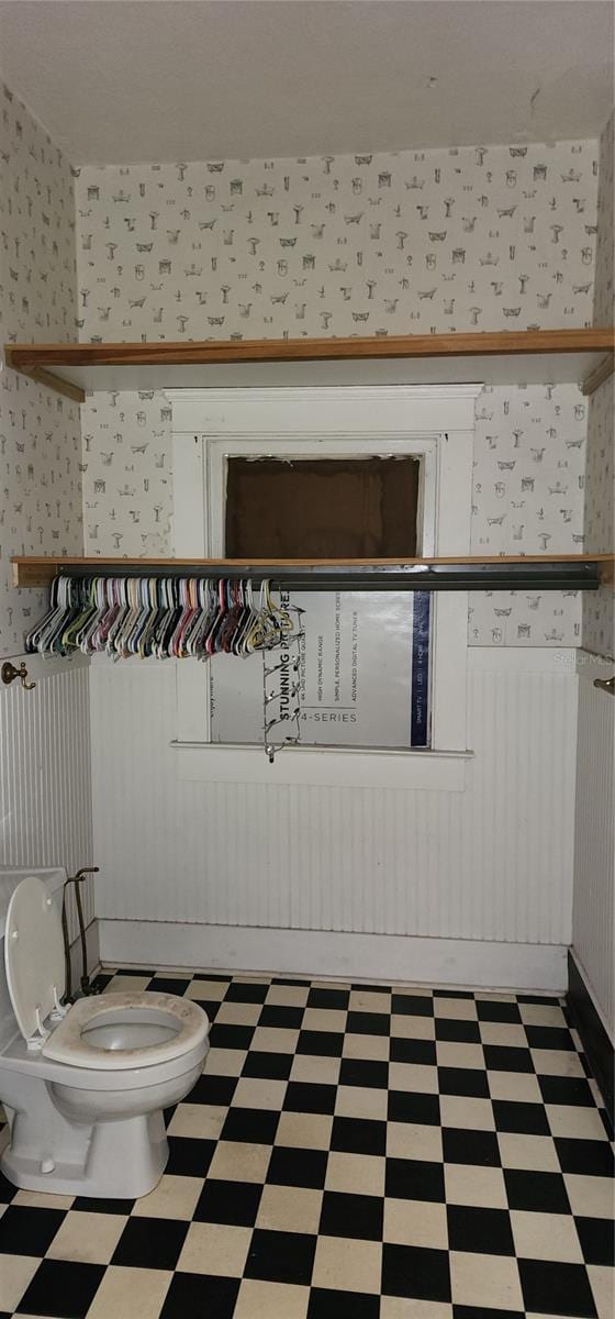 138 S Hernando Ave, Arcadia, FL 34266 - bathroom featuring tile patterned floors and wallpapered walls