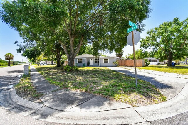 1810 77th Ave N, Saint Petersburg, FL 33702 - view of front facade with fence and driveway
