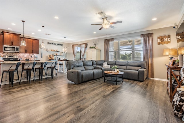 living room featuring ceiling fan, dark wood-style floors, recessed lighting, ornamental molding, and baseboards