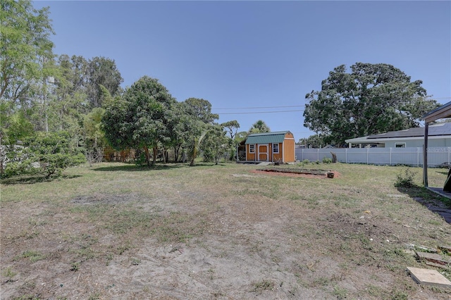 view of yard featuring an outdoor structure and a storage shed