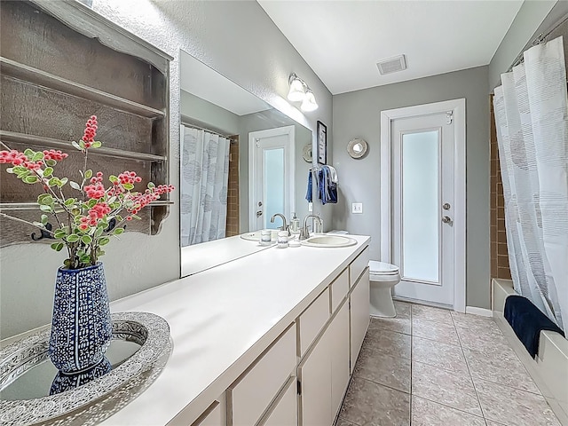 3093 Hillside Ln, Safety Harbor, FL 34695 - full bath with double vanity, toilet, and shower / tub combo with curtain