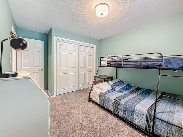 3093 Hillside Ln, Safety Harbor, FL 34695 - bedroom featuring carpet flooring, a textured ceiling, and a closet