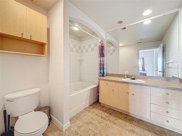 200 4th Ave S Unit 229, Saint Petersburg, FL 33701 - bathroom with toilet, vanity, shower / tub combo with curtain, and recessed lighting