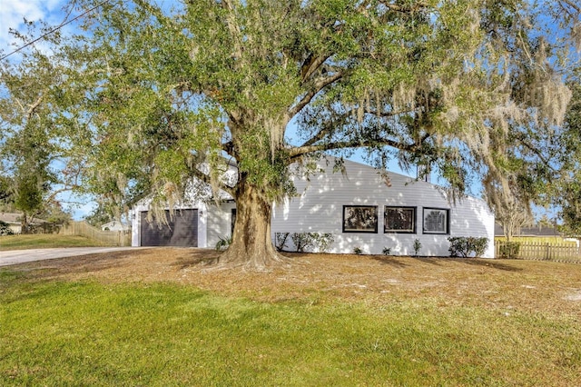 view of front of house with driveway