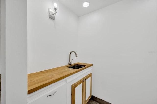 view of indoor wet bar