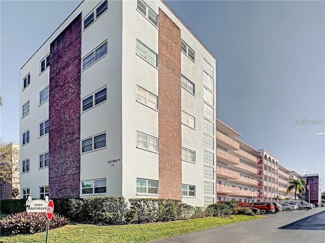 view of apartment building / complex