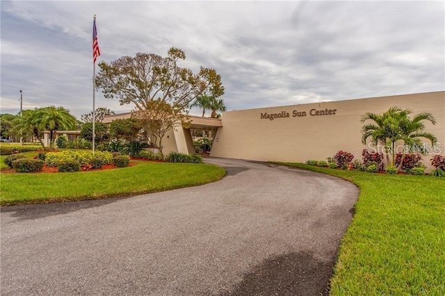 5501 80th St N Unit 207, Saint Petersburg, FL 33709 - view of front facade with a front yard, stucco siding, and curved driveway