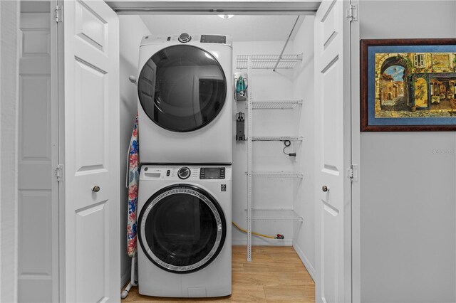 905 W Fribley St, Tampa, FL 33603 - laundry room with estacked washer and dryer, light wood finished floors, and baseboards