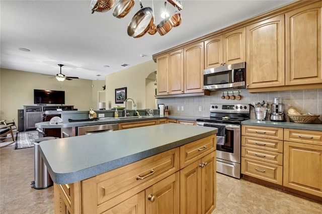 12012 Cromwell Way, Spring Hill, FL 34609 - kitchen with appliances with stainless steel finishes, a sink, dark countertops, backsplash, and a ceiling fan