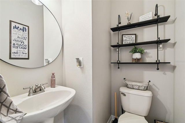 3530 Brook Crossing Dr, Brandon, FL 33511 - half bath featuring a sink and toilet