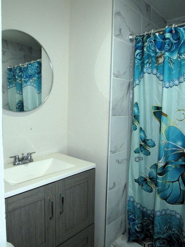 8996 Southern Comfort Dr, Largo, FL 33773 - full bath featuring vanity and a shower with shower curtain