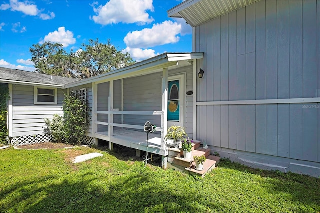 550 George St S, Tarpon Springs, FL 34688 - entrance to property featuring a yard