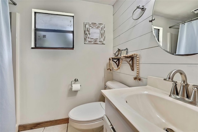 550 George St S, Tarpon Springs, FL 34688 - full bathroom featuring toilet, a shower with shower curtain, and vanity