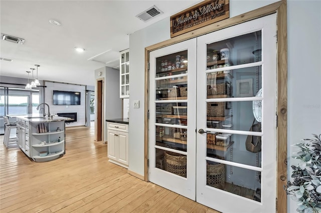 550 George St S, Tarpon Springs, FL 34688 - pantry with a sink