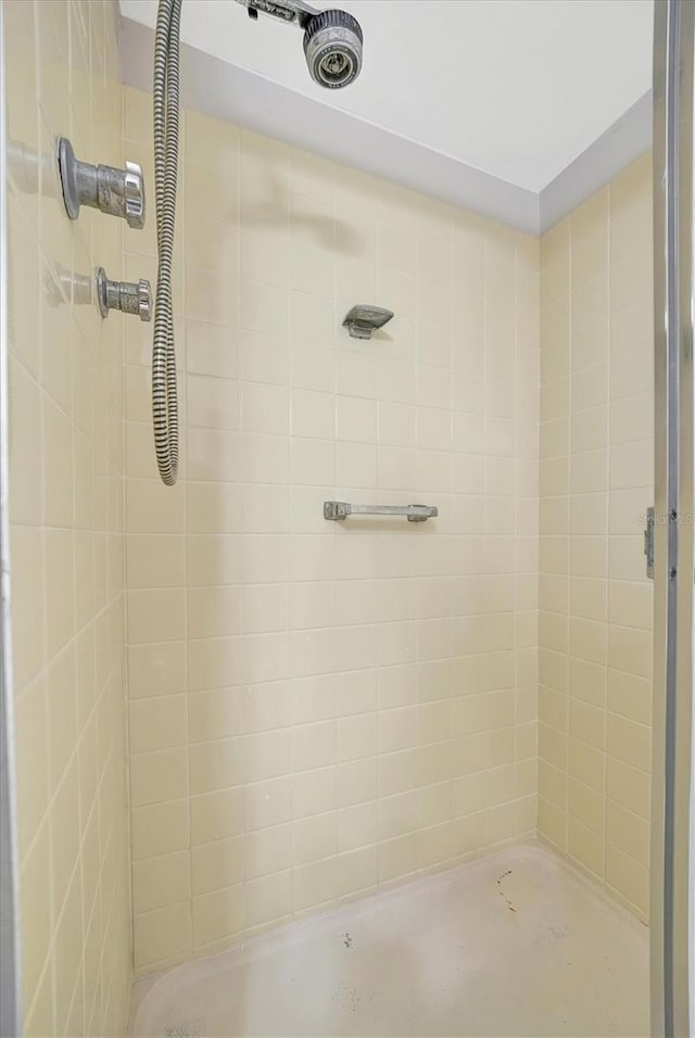 10355 Paradise Blvd Unit 502, Treasure Island, FL 33706 - full bathroom featuring tiled shower