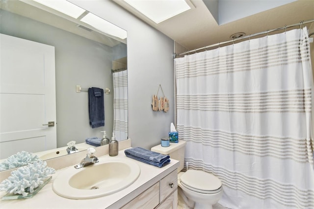 9812 Indian Key Trl Unit 84, Seminole, FL 33776 - full bathroom featuring toilet, vanity, and curtained shower
