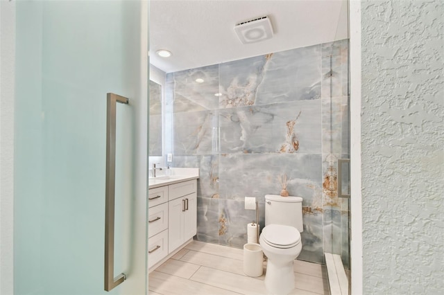 9812 Indian Key Trl Unit 84, Seminole, FL 33776 - full bath with tile walls, vanity, toilet, and tile patterned flooring