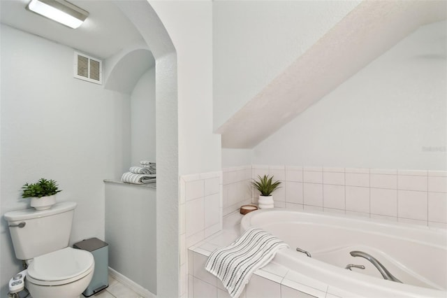 9812 Indian Key Trl Unit 84, Seminole, FL 33776 - full bath featuring a jetted tub, toilet, and lofted ceiling