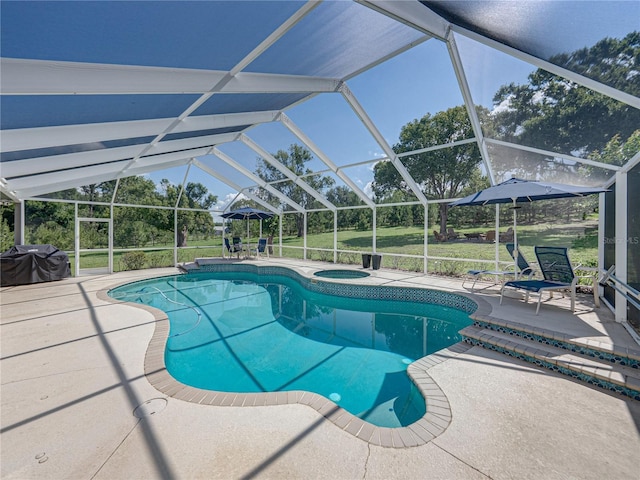16326 Kalli Way, Dade City, FL 33523 - outdoor pool featuring a patio area, an in-ground hot tub, area for grilling, and glass enclosure
