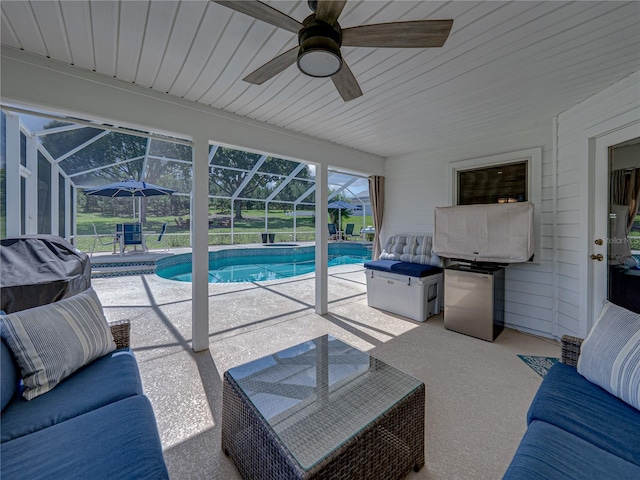 16326 Kalli Way, Dade City, FL 33523 - view of swimming pool featuring a patio area, glass enclosure, a ceiling fan, and a pool with connected hot tub