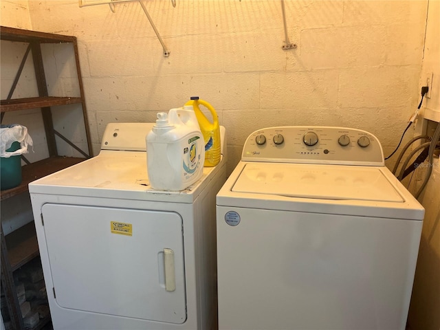 4008 Ashford Green Pl Unit F101, Tampa, FL 33613 - washroom featuring independent washer and dryer and concrete block wall