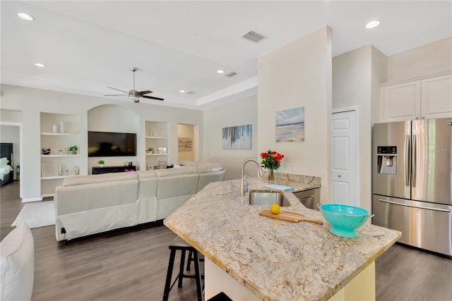 13872 Siena Loop, Lakewood Ranch, FL 34202 - kitchen with stainless steel refrigerator with ice dispenser, a sink, wood finished floors, ceiling fan, and a peninsula