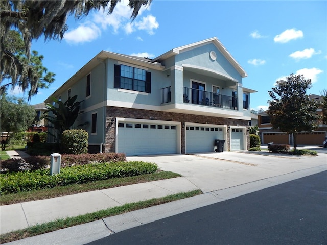 16618 Kingletside Ct, Lithia, FL 33547 - view of front facade with a garage, stucco siding, driveway, and a balcony