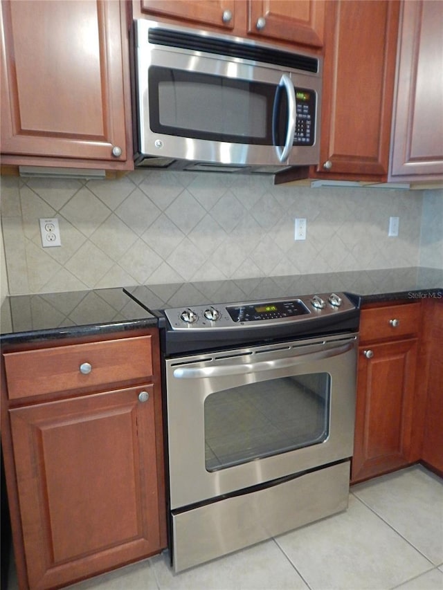 16618 Kingletside Ct, Lithia, FL 33547 - kitchen with stainless steel appliances, light tile patterned floors, backsplash, and brown cabinetry