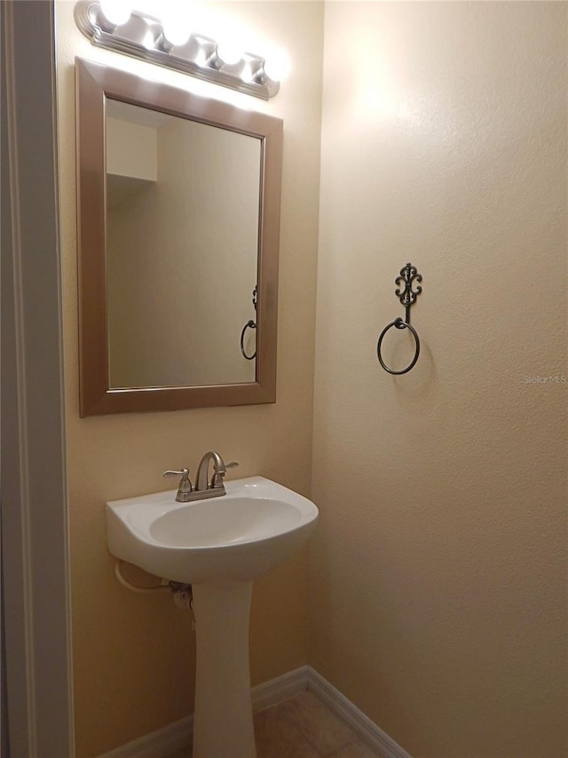 16618 Kingletside Ct, Lithia, FL 33547 - bathroom with baseboards