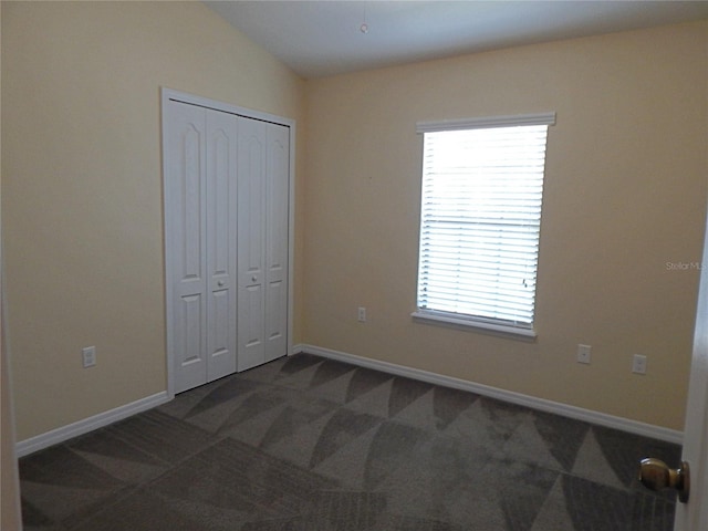 16618 Kingletside Ct, Lithia, FL 33547 - unfurnished bedroom with carpet, multiple windows, a closet, baseboards, and vaulted ceiling