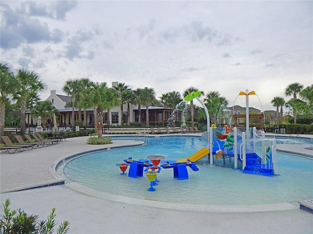 16618 Kingletside Ct, Lithia, FL 33547 - community pool with a water play area and a water slide