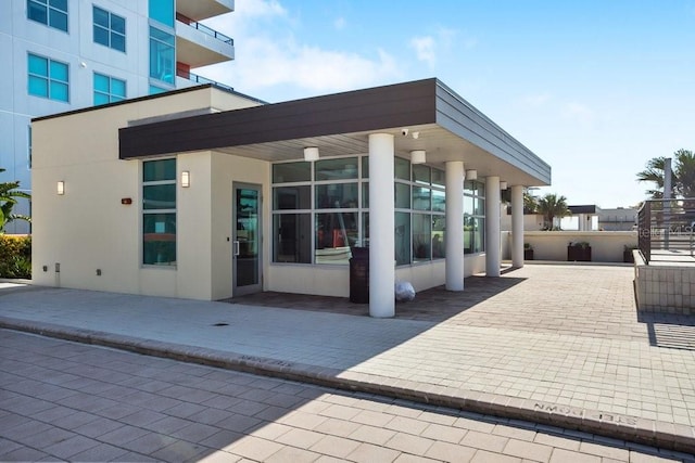 1120 E Kennedy Blvd Unit 1127, Tampa, FL 33602 - back of property with stucco siding and a patio area