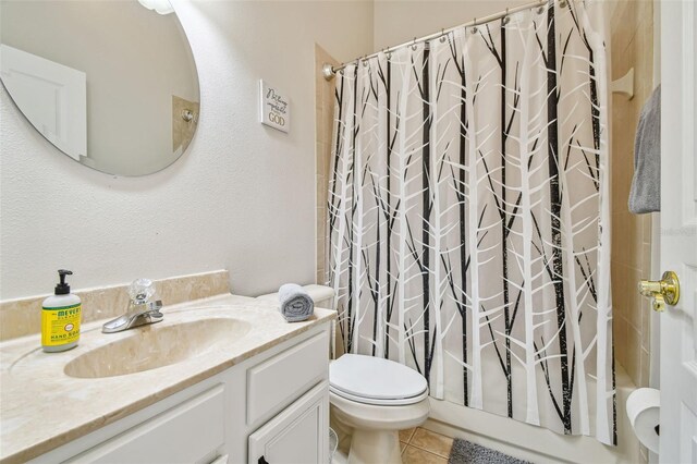 7410 Ambleside Dr, Land O Lakes, FL 34637 - bathroom featuring toilet, vanity, shower / bath combo, and tile patterned floors