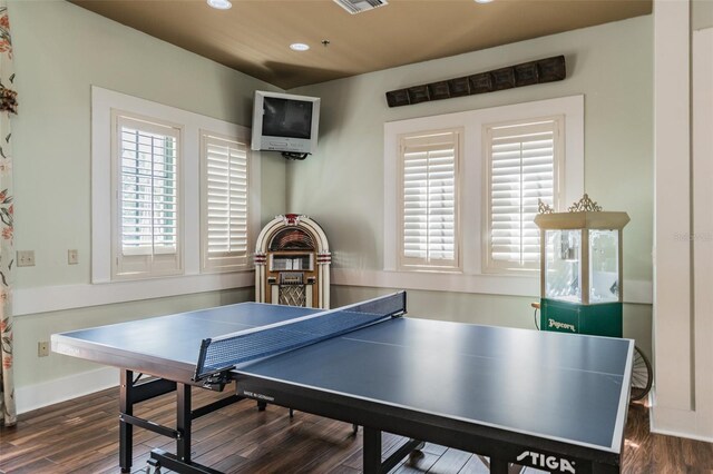 7410 Ambleside Dr, Land O Lakes, FL 34637 - rec room with recessed lighting, dark wood finished floors, and baseboards