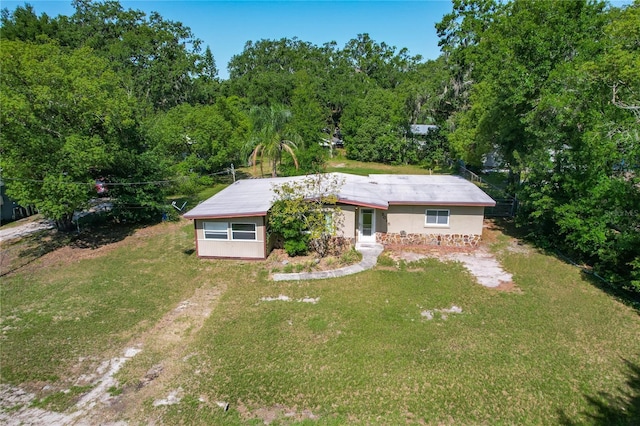 2015 Pleasant Acre Dr, Plant City, FL 33566 - view of front facade featuring a front lawn, dirt driveway, and a wooded view