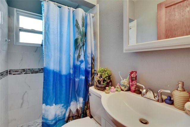 3626 S Hesperides St, Tampa, FL 33629 - full bathroom featuring curtained shower, toilet, and vanity