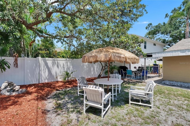 3626 S Hesperides St, Tampa, FL 33629 - fenced backyard with outdoor dining area and a patio