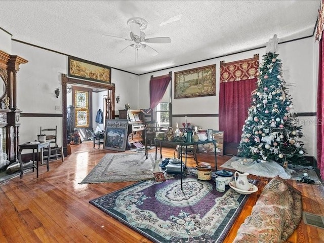 485 E Stanford St, Bartow, FL 33830 - living room featuring a textured ceiling, wood finished floors, and ceiling fan
