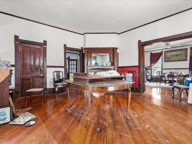 485 E Stanford St, Bartow, FL 33830 - living area featuring crown molding, wood finished floors, and a textured ceiling