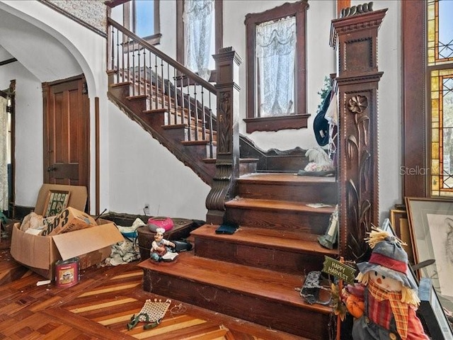 485 E Stanford St, Bartow, FL 33830 - stairway with healthy amount of natural light and arched walkways