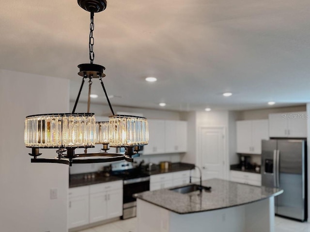 6444 Bar S Bar Trl, Zephyrhills, FL 33541 - kitchen featuring appliances with stainless steel finishes, a sink, recessed lighting, white cabinetry, and an island with sink