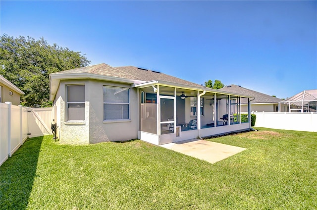 445 Arch Ridge Loop, Seffner, FL 33584 - back of house with a sunroom, roof with shingles, a ceiling fan, and stucco siding