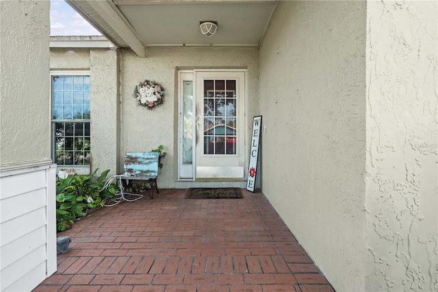 view of exterior entry featuring stucco siding