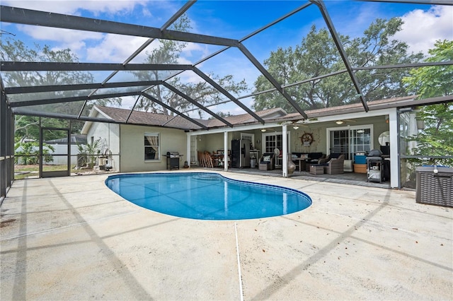 outdoor pool with an outdoor hangout area, a patio area, ceiling fan, a grill, and a lanai