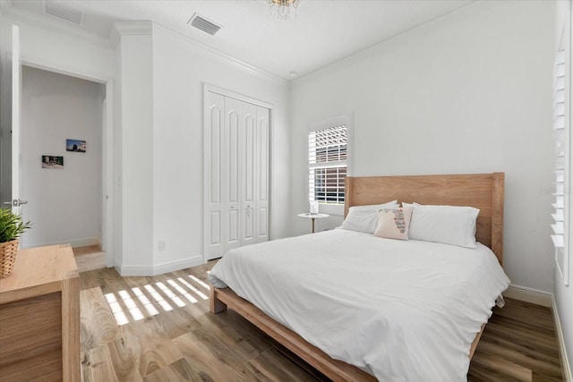 1416 Via Verdi Dr, Palm Harbor, FL 34683 - bedroom featuring wood finished floors, a closet, and crown molding