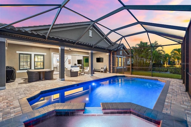 1416 Via Verdi Dr, Palm Harbor, FL 34683 - outdoor pool with an outdoor living space, an in-ground hot tub, and a patio